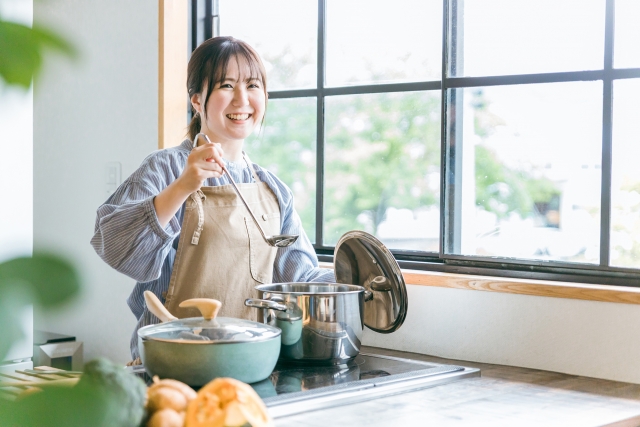 料理する女性