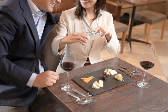 食事する男女