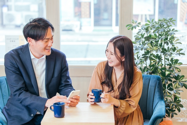 会話する男女